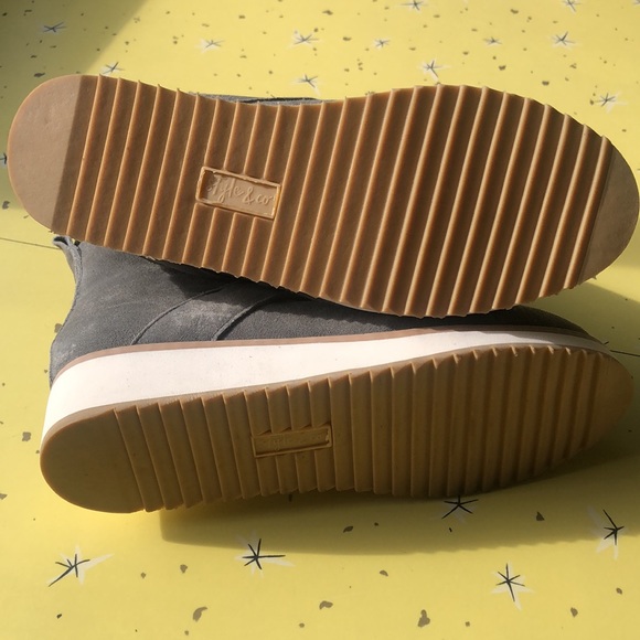 Size 8 grey and white booties. Good condition. - Picture 2 of 6